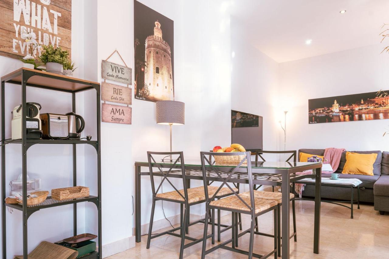 Con Encanto En Patio Sevillano